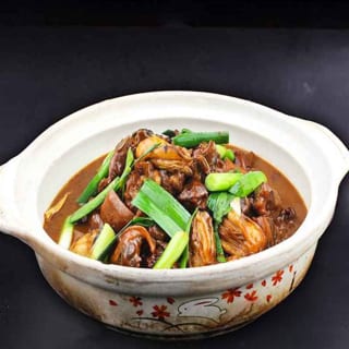 HP5. 火腩生蠔煲/Jumbo Oyster w. Crispy Pork Bellies Casserole